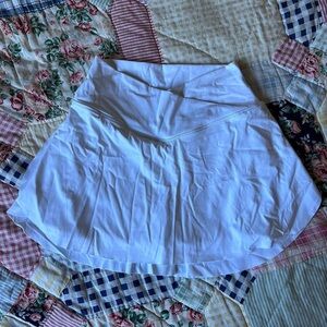 HALARA White Athletic Skirt with Subtle Seam Detail